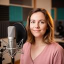 Nagla Montanus in een geluidsstudio naast een microfoon